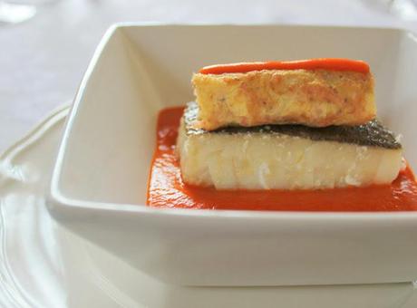 Bacalao sobre Coulis de Morrón con tortillita de Camarones.