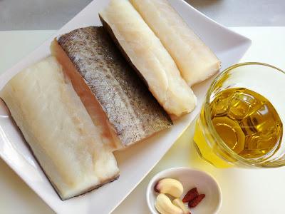 Bacalao sobre Coulis de Morrón con tortillita de Camarones.