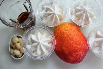 Copas de Yogur Helado, Mangos de Motril y Nueces de Macadamia con Sirope de Arce.