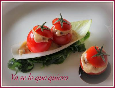 Barquitas con Cherris rellenos de Roquefort y Dátiles. Barquitas con Cherris rellenos de Roquefort y Dátiles.