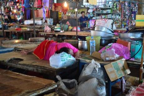 Señora echándose una siestecilla en un mercado de Vientiane Señora echándose una siestecilla en un mercado de Vientiane