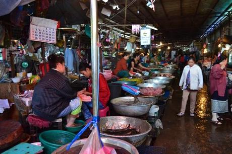 Haciéndose la manicura en el mercado en Vientiane Haciéndose la manicura en el mercado en Vientiane