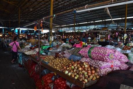 Hombre durmiendo al lado de las patatas Hombre durmiendo al lado de las patatas