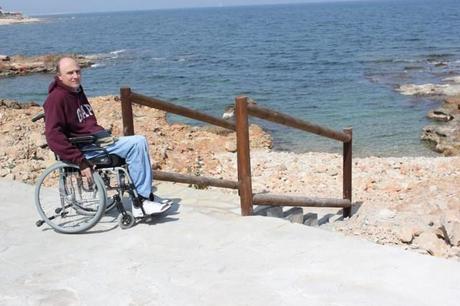 El proyecto de accesibilidad en les Rotes se olvida de los discapacitados Gustavo Almela, junto a la nueva escalera habilitada en la playa.