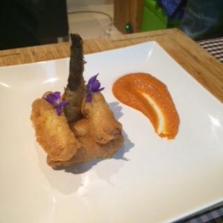 CALÇOTS EN TEMPURA CON SALSA ROMESCO CALÇOTS EN TEMPURA CON SALSA ROMESCO