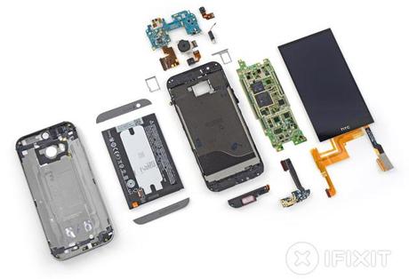 HTC One (M8) despedazado, y sí, es una pesadilla repararlo...