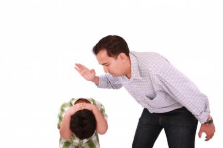 ¿Qué le enseñas a tu hijo (de verdad) cuando le das un cachete? padre_pega_niño