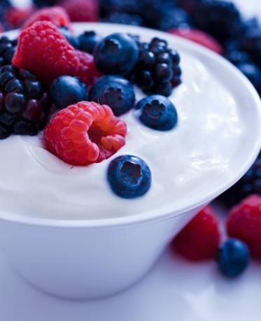 BE NATURAL:  Mascarilla de Yogur, miel y frutos del bosque