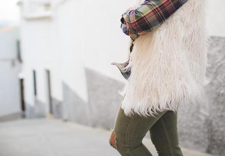 checked_shirt_mdm-green_militar_pants-superga_tennis-fur_vest-look tourist-look