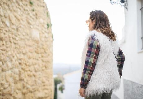 tourist look checked_shirt_mdm-green_militar_pants-superga_tennis-fur_vest-look