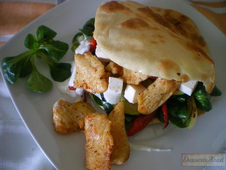 Pita de verduras asadas, queso feta y salsa tzatziki Pita de verduras asadas, queso feta y salsa tzatziki