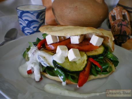 Pita de verduras asadas, queso feta y salsa tzatziki Pita de verduras asadas, queso feta y salsa tzatziki