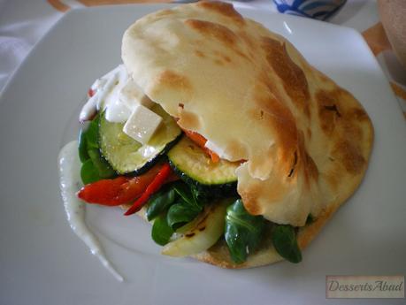 Pita de verduras asadas, queso feta y salsa tzatziki Pita de verduras asadas, queso feta y salsa tzatziki