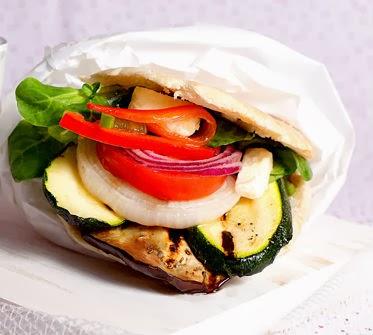 Pita con verduras asadas, queso feta y salsa tzatziki Pita con verduras asadas, queso feta y salsa tzatziki