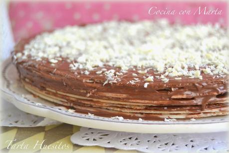 Tarta Huesitos con nocilla o nutella, crema de cacao y avellanas. Fácil, rápida y casera. Ideal para hacer con niños.