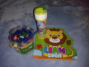 Preparar los primeros cumpleaños Un bote de plastilina, pompas de jabón o un cuento