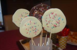 Preparar los primeros cumpleaños Añadir fideos de colores o fruta escarchada