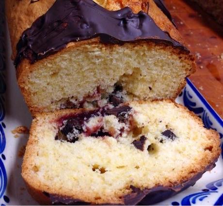 Bizcocho de frutas del bosque y chocolate. Bizcocho de frutas del bosque y chocolate.