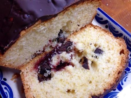 Bizcocho de frutas del bosque y chocolate. Bizcocho de frutas del bosque y chocolate.