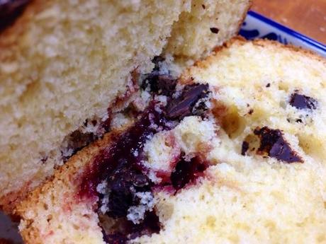 Bizcocho de frutas del bosque y chocolate. Bizcocho de frutas del bosque y chocolate.