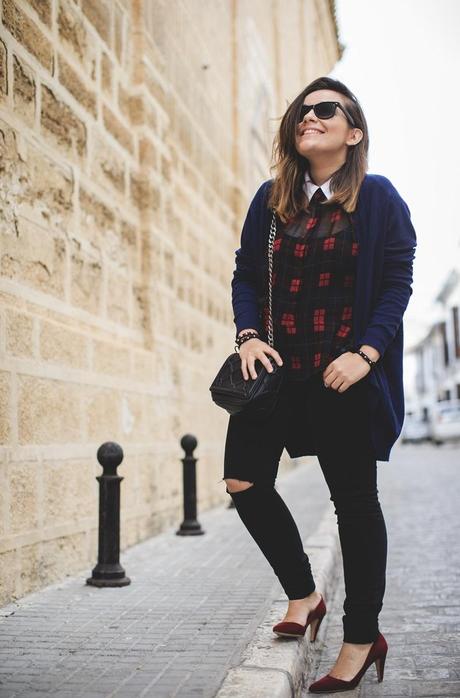 tartan_shirt_zara-blue_cardigan_vero_moda-ripped_jeans-look GRUNGE_CHIC-LOOK