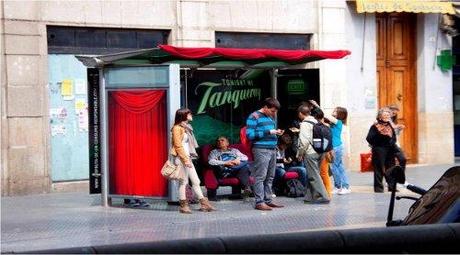 Tanqueray transforma las paradas de autobús en filas de butacas. Tanqueray transforma las paradas de autobús en filas de butacas.