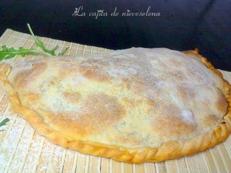 Pizza calzone de champiñón, rúcula y mozzarella fresca al pesto rosso con ajo negro