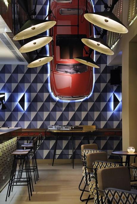 Ocean 13: Minas Kosmidis diseña en Tesalónica un café-bar ‘marinero’ con aires de los ’50. 18 ocean 13