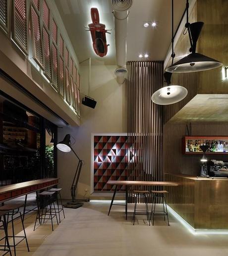 Ocean 13: Minas Kosmidis diseña en Tesalónica un café-bar ‘marinero’ con aires de los ’50. 17 ocean 13