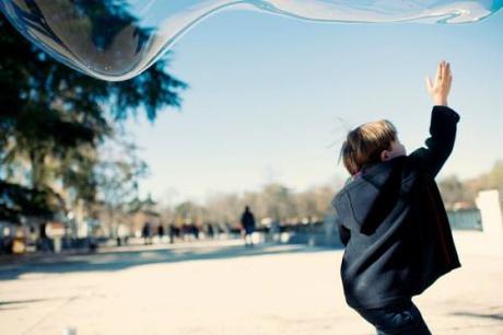 #ilusiónextrema Las pompas de jabón gigantes dieron mucho juego y han quedado fantásticas a través del ojo y el objetivo de Lucía