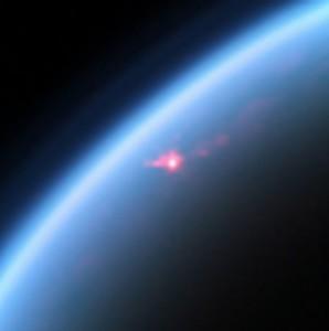 ¡Mareas altas en Titán! Cassini podría haber detectado olas en los mares de Titán Esta imagen de Cassini VIMS muestra unos reflejos espectaculares en uno de los muchos lagos de Titán, durante el sobrevuelo T85 del 24 de Julio de 2012. Crédito: NASA/JPL-Caltech/SSI/Jason W. Barnes y otros