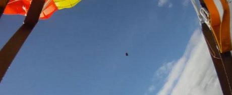 Meteorito grabado por paracaidista