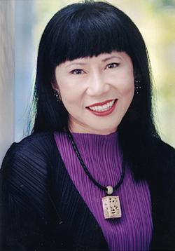 http://www.nndb.com/people/213/000025138/amy-tan.jpg