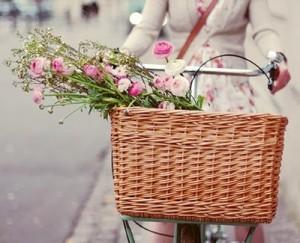 Las necesidades del ciclista urbano La imagen de la cesta en la bici con la compra asomando se ha convertido casi en icónica