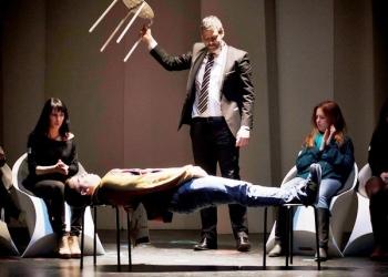 Los Hipnonautas: Jorge Astyaro y su hipnosis a la carta prorrogan en el Teatro Alfil