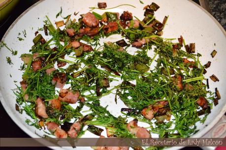 Revuelto de hojas de zanahoria, cebolleta y bacon Revuelto de hojas de zanahoria, cebolleta y bacon