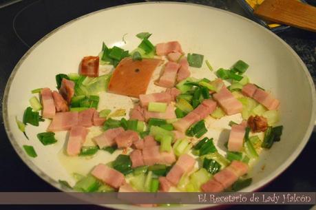 Revuelto de hojas de zanahoria, cebolleta y bacon Revuelto de hojas de zanahoria, cebolleta y bacon