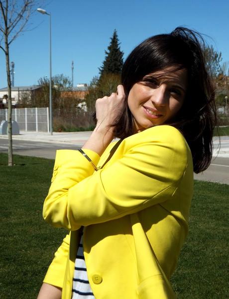 navy con blazer amarillo y jeans navy con blazer amarillo y jeans