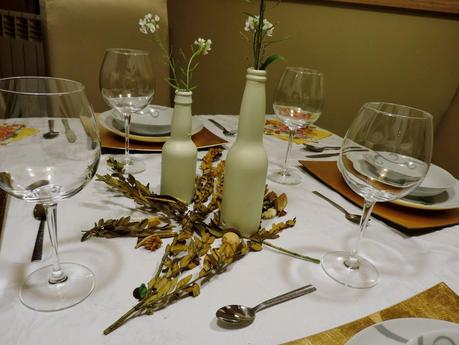 MESA DECORADA CON TOQUES DORADOS MESA DECORADA CON TOQUES DORADOS