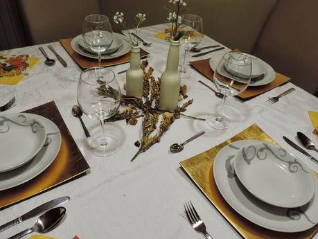 MESA DECORADA CON TOQUES DORADOS MESA DECORADA CON TOQUES DORADOS