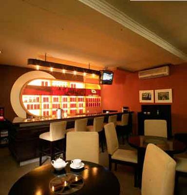 Unique restaurant cafe interior design ideas http://4.bp.blogspot.com/_WEF5e1a8hsU/TUeN1kssL-I/AAAAAAAAAYY/NDzl1Ub8xLg/s400/Cafe-interior-design.jpg