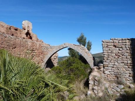 El Castillo de Miravet (Cabanes, Castellón). La Fortaleza Olvidada. Restos de los Arcos de entrada