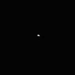 Una imagen real del interior del cinturón de asteroides, tomada por la sonda CERCA cuando se dirigía hacia Eros (centro). Crédito: NASA 