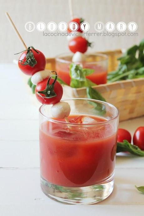 Bloddy Mary con brocheta de mozzarella y tomates cherry Bloddy Mary con brocheta de mozzarella y tomates cherry