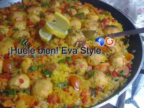 Paella de albóndigas de pollo