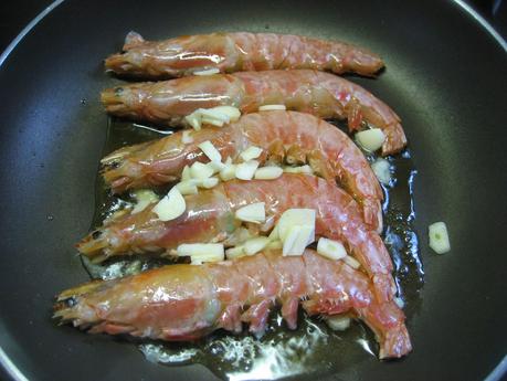 GAMBAS CON CEBOLLA CARAMELIZADA Y BROTES GAMBAS CON CEBOLLA CARAMELIZADA Y BROTES