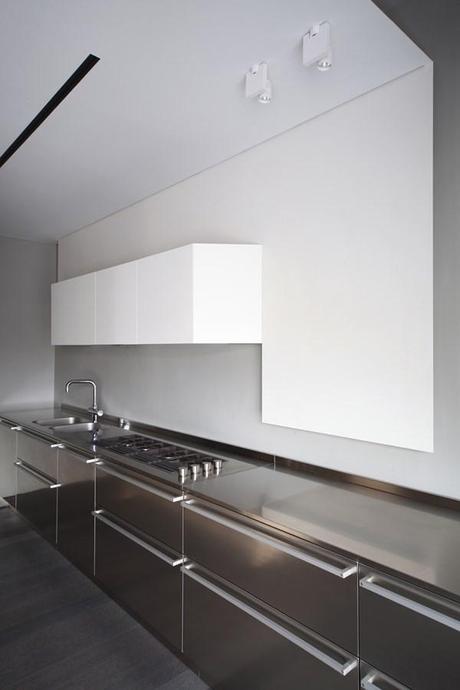El estudio italiano UdA recrea una novela de misterio en un apartamento burgués de Turín. Apartamento de UdA Architects 7 (Copiar)
