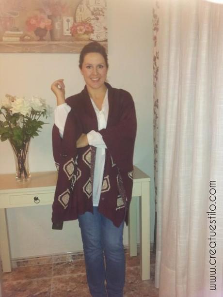 Look embarazada con vaqueros y poncho modo oficina (5)