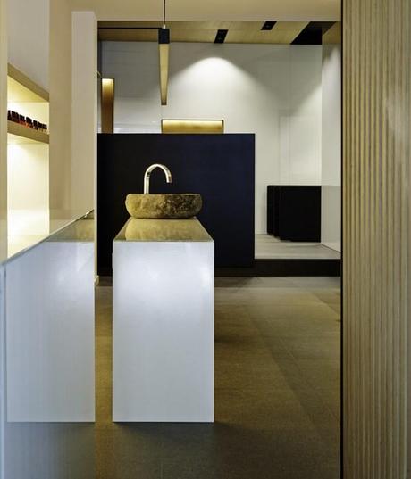 Francesc Rifé juega con el desnivel y la asimetría en la Peluquería Toro de Barcelona. 9 peluqueria toro