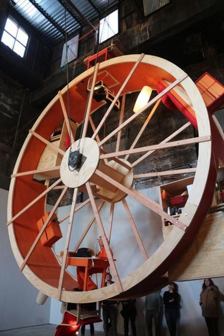 In Orbit: girar y sentirse cómo un hámster en una rueda de siete metros amueblada. 2 in orbit